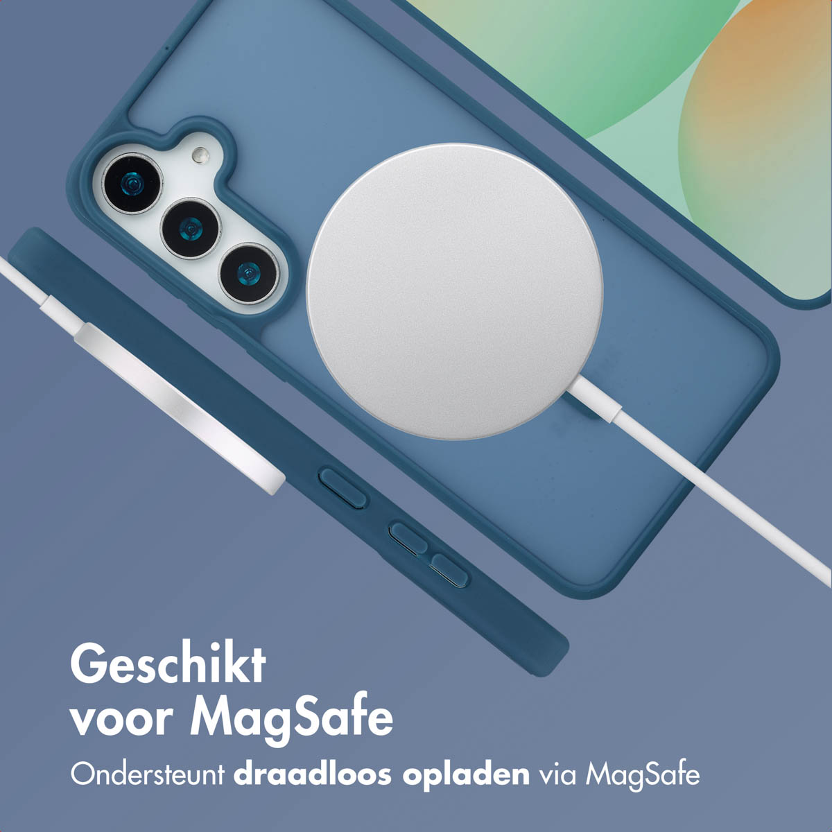 Een blauwe telefoonhoes wordt opgeladen met een witte MagSafe-oplader op een blauw oppervlak.