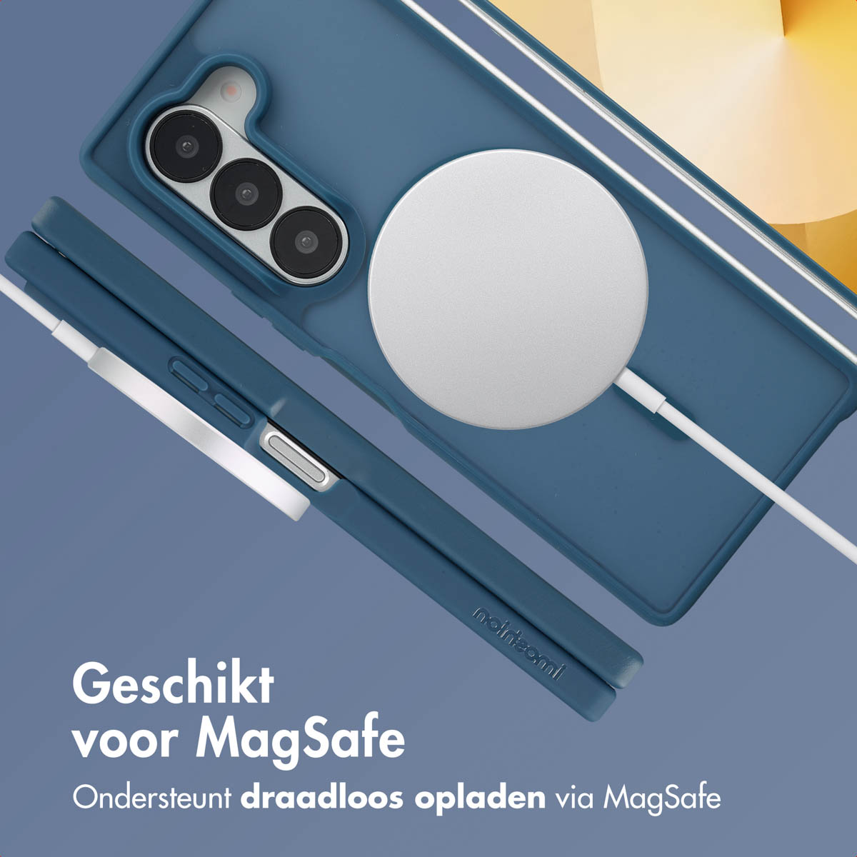 Een blauwe telefoonhoes met een aangesloten witte MagSafe-lader. De tekst luidt 'Geschikt voor MagSafe'.
