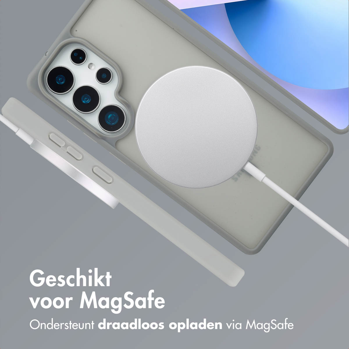 Un étui de téléphone gris se recharge avec un chargeur MagSafe blanc sur une surface grise.