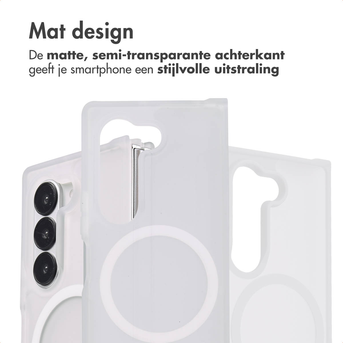 Close-up van een telefoonhoesje met de matte, doorschijnende achterkant en de camera-uitsparing.