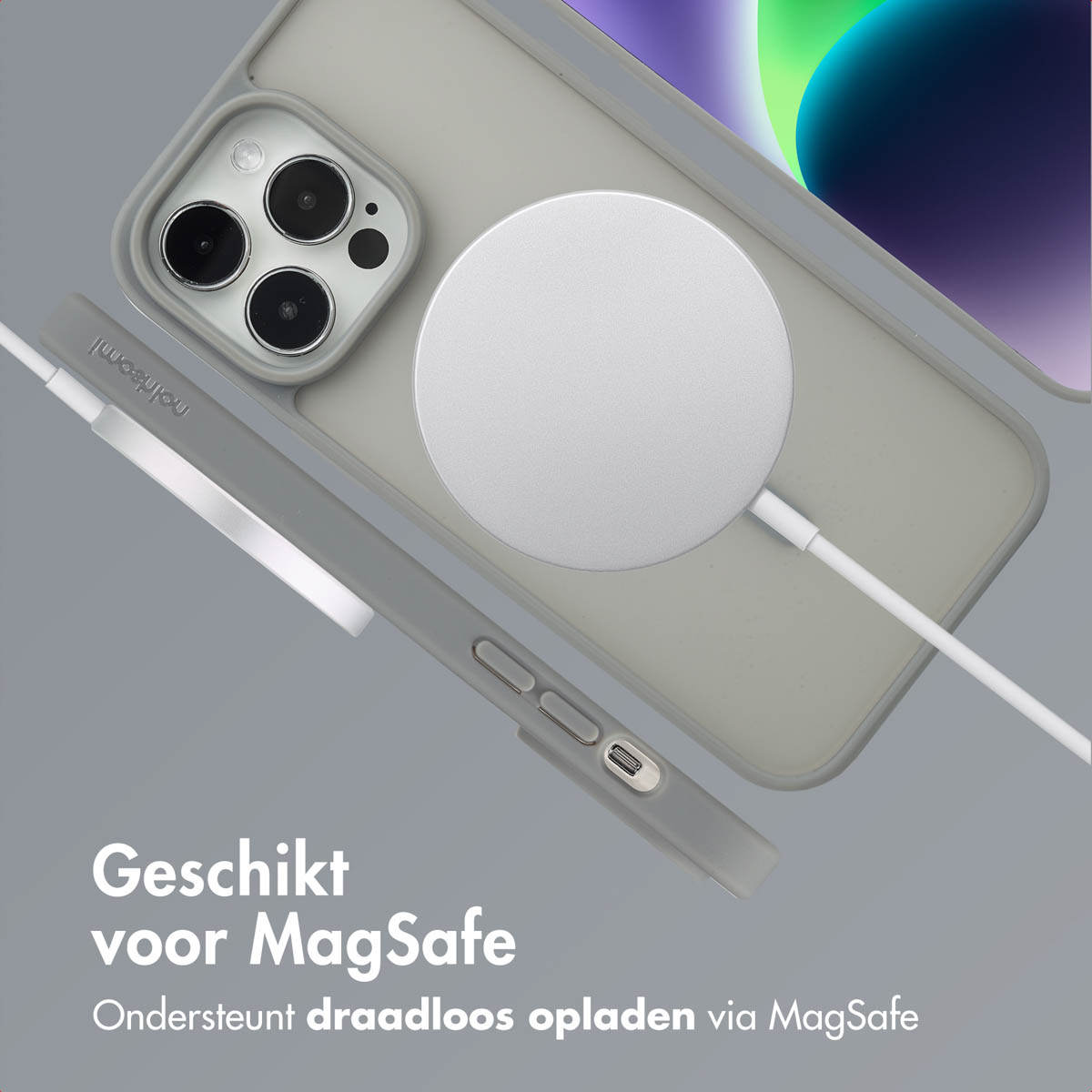 Téléphone dans un étui gris avec un chargeur blanc. Texte : Compatible MagSafe. Prend en charge la charge sans fil via MagSafe.