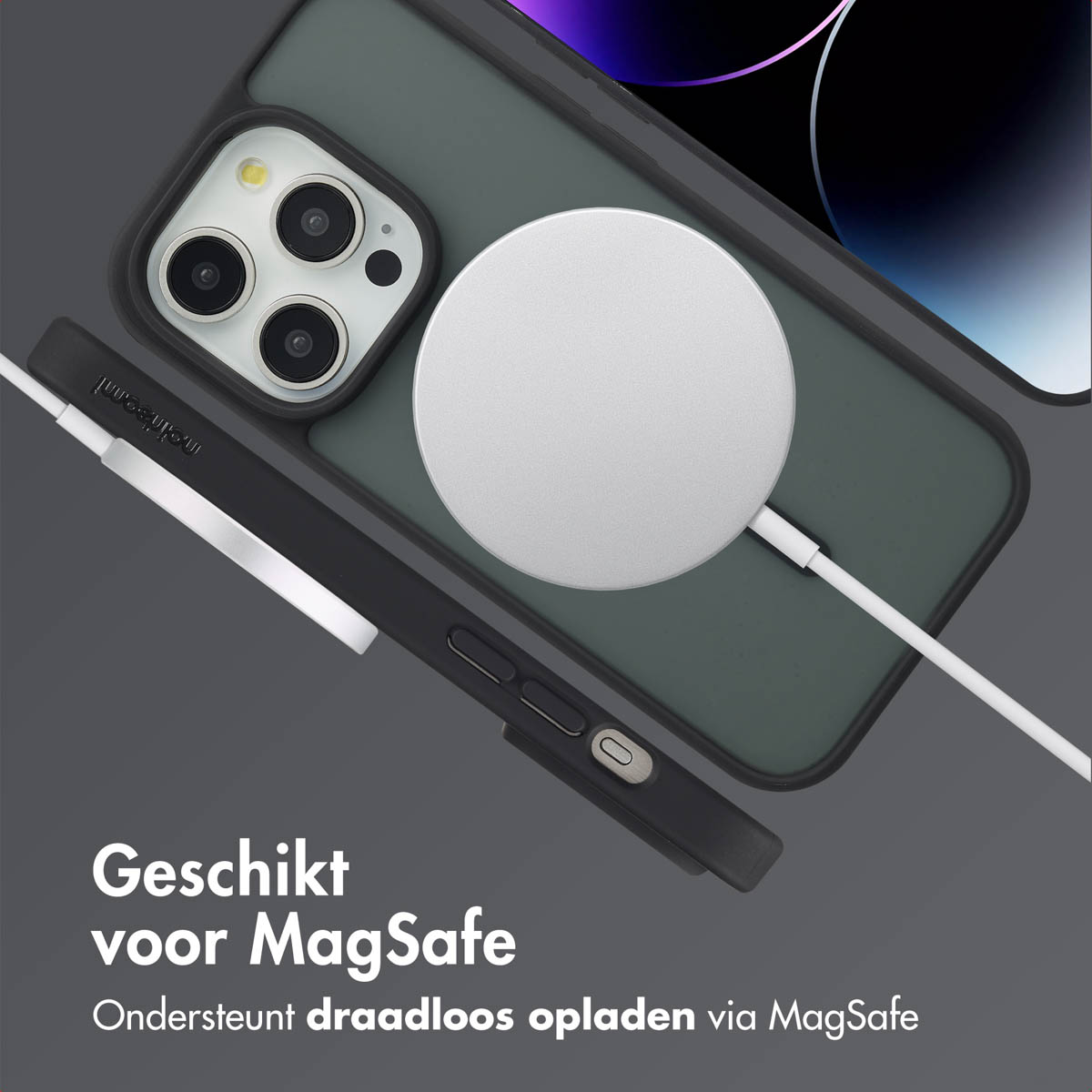 Coque de téléphone noire avec chargeur blanc. Le texte dit : Compatible MagSafe. Prend en charge la charge sans fil via MagSafe.