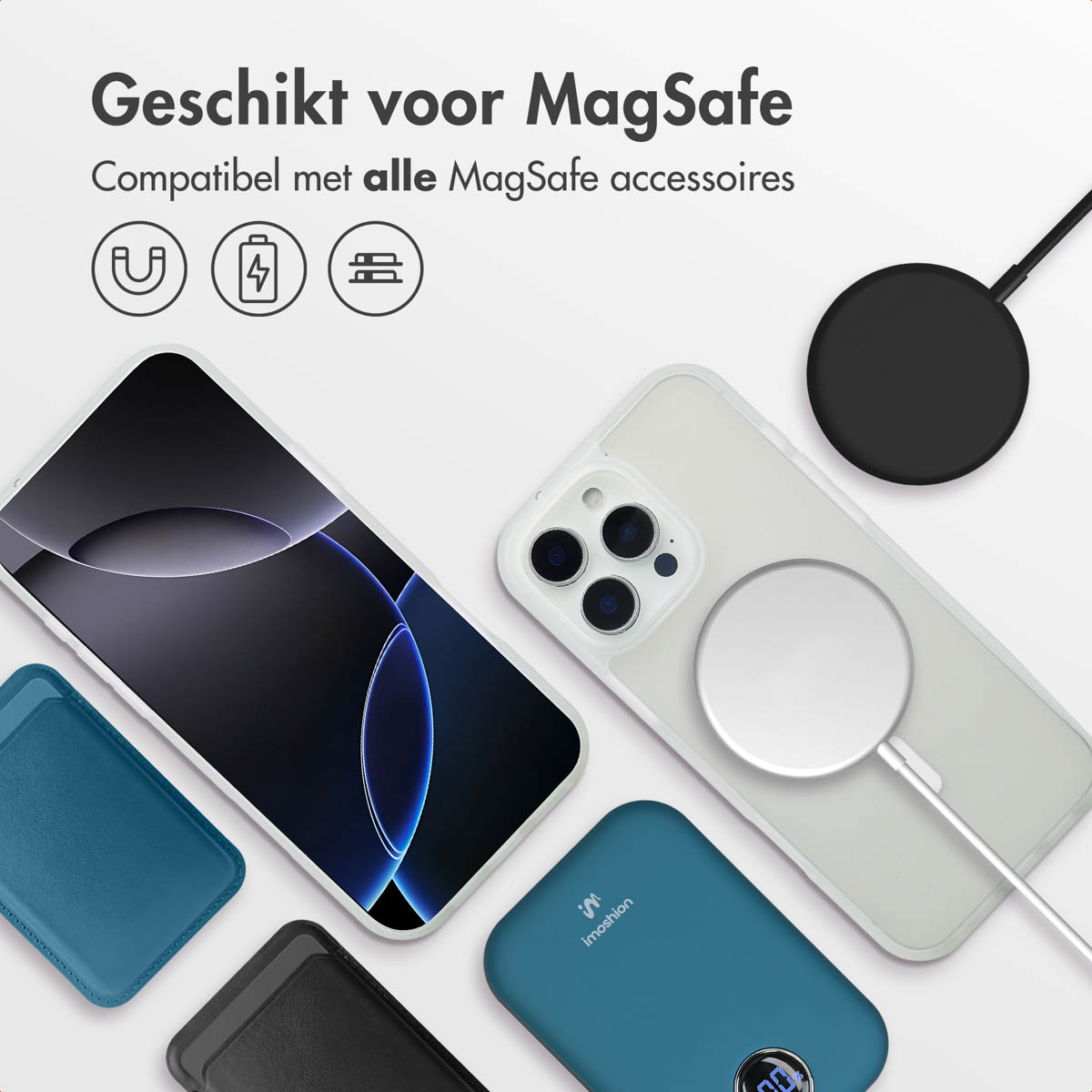 Un étui de téléphone, un socle de chargement et des accessoires sont sur une surface. Texte en haut indique la compatibilité MagSafe.