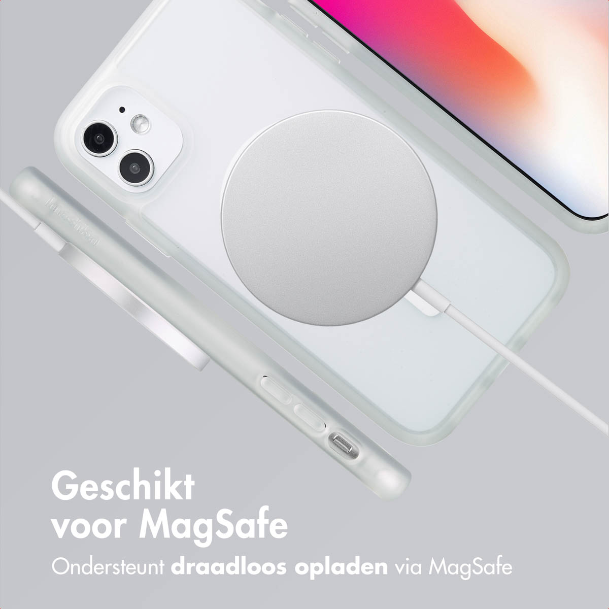 Witte telefoonhoes met witte oplader. Tekst zegt: Geschikt voor MagSafe. Ondersteunt draadloos opladen via MagSafe.