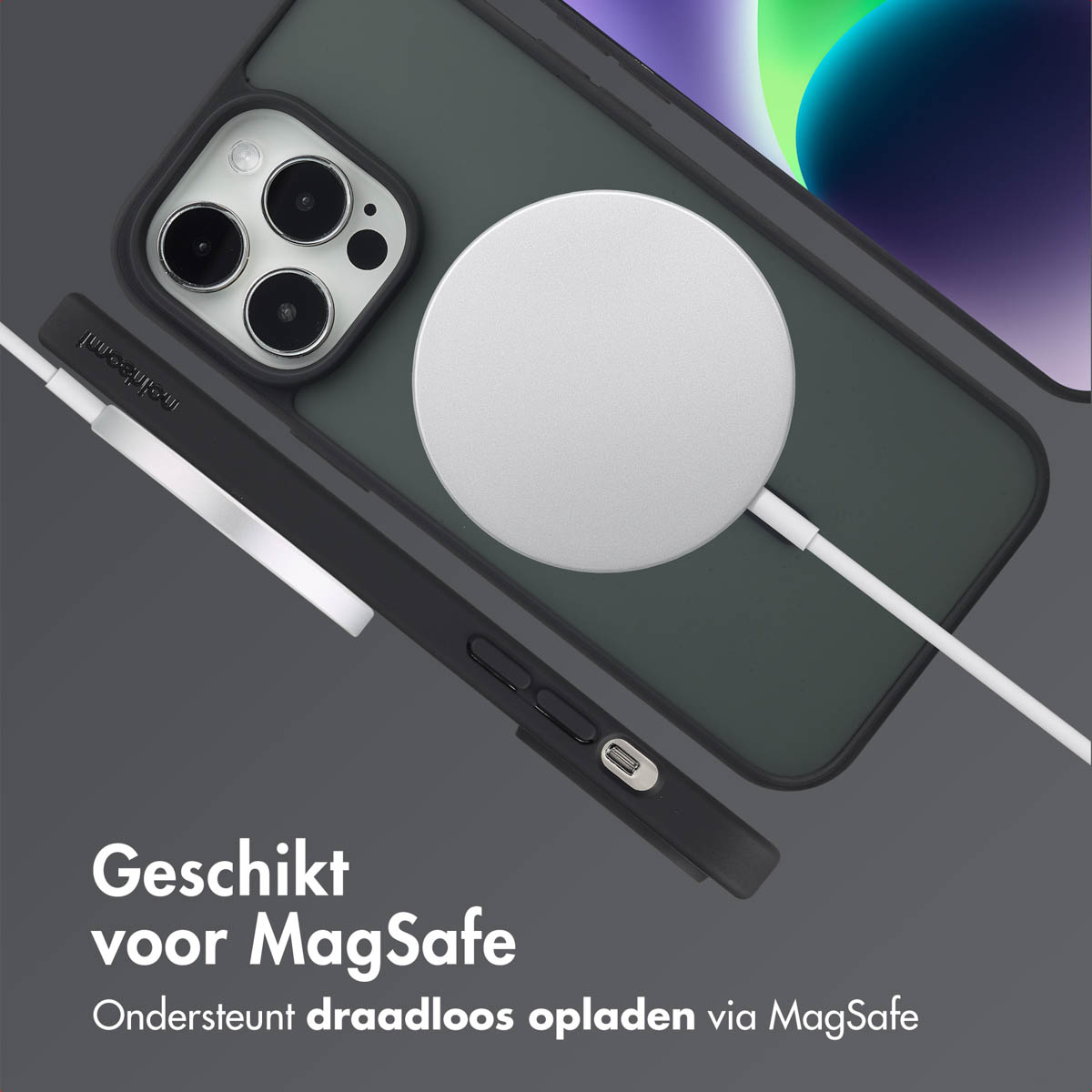 Coque de téléphone noire avec chargeur blanc. Le texte dit : Compatible MagSafe. Prend en charge la charge sans fil via MagSafe.