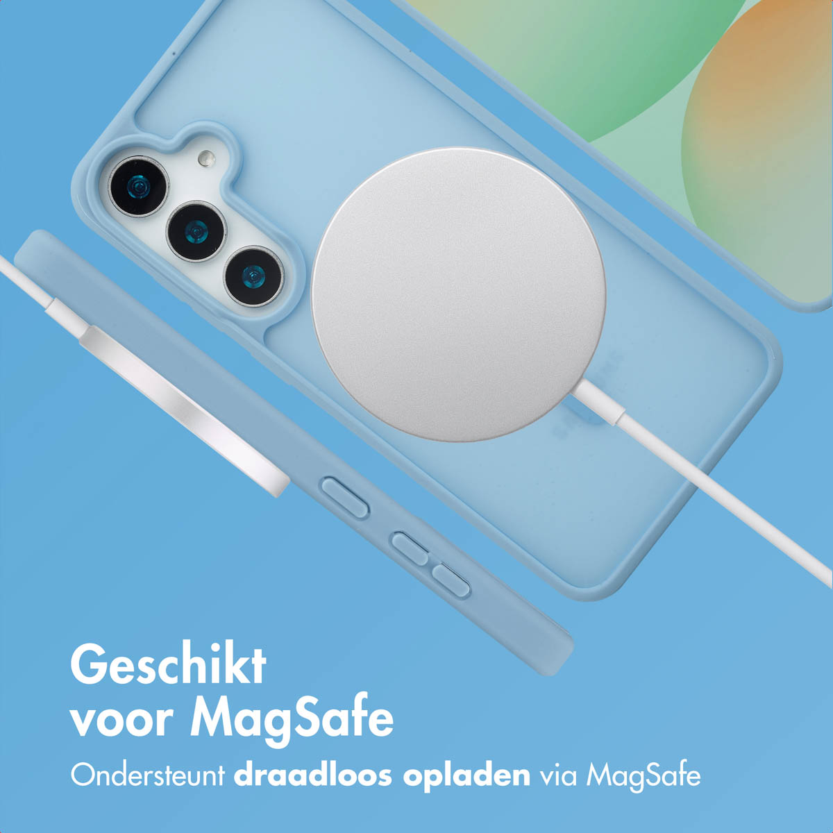 Een telefoonhoesje, telefoon en oplader worden getoond. De oplader is aan de telefoon bevestigd.