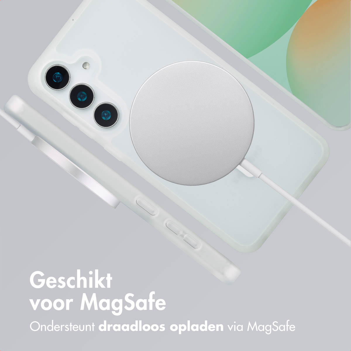 Een telefoon, hoesje en oplader zijn afgebeeld. De oplader is aangesloten op de telefoon.