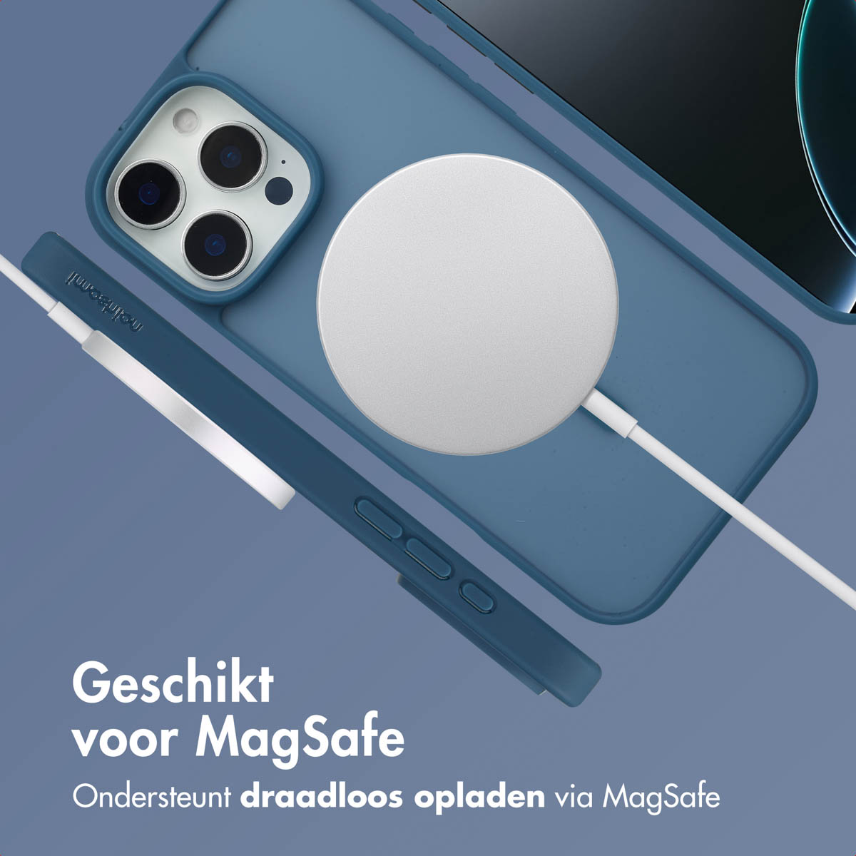 Een telefoon, hoesje en oplader zijn afgebeeld. De oplader is aangesloten op de telefoon.