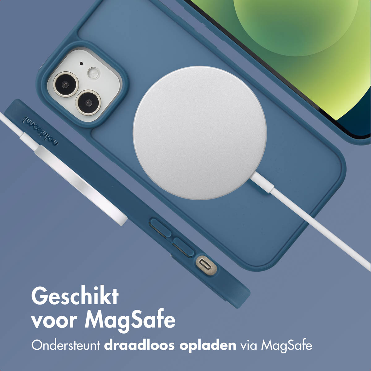 Blauwe telefoonhoes met MagSafe-ring en een telefoon erin. De hoes staat op een blauwe achtergrond.