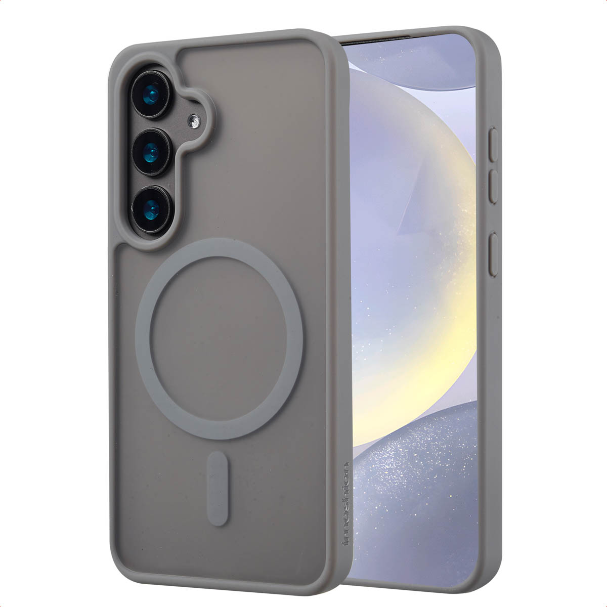Witte achtergrond met veel producten, zoals telefoons, powerbanks en opladers.