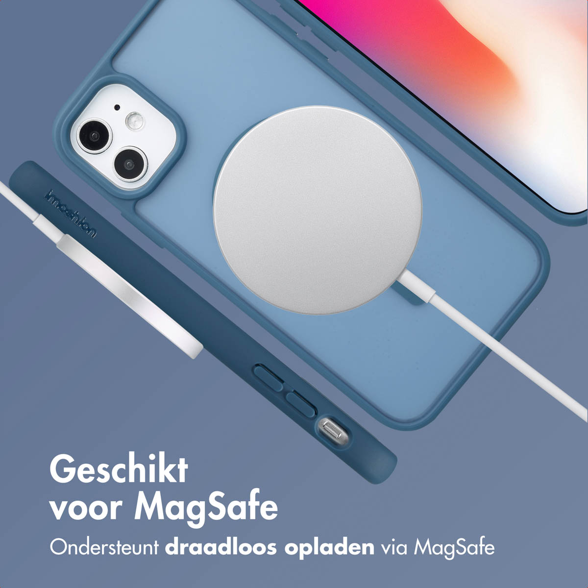 Un téléphone, une coque et un chargeur sont affichés. Le chargeur est connecté au téléphone.