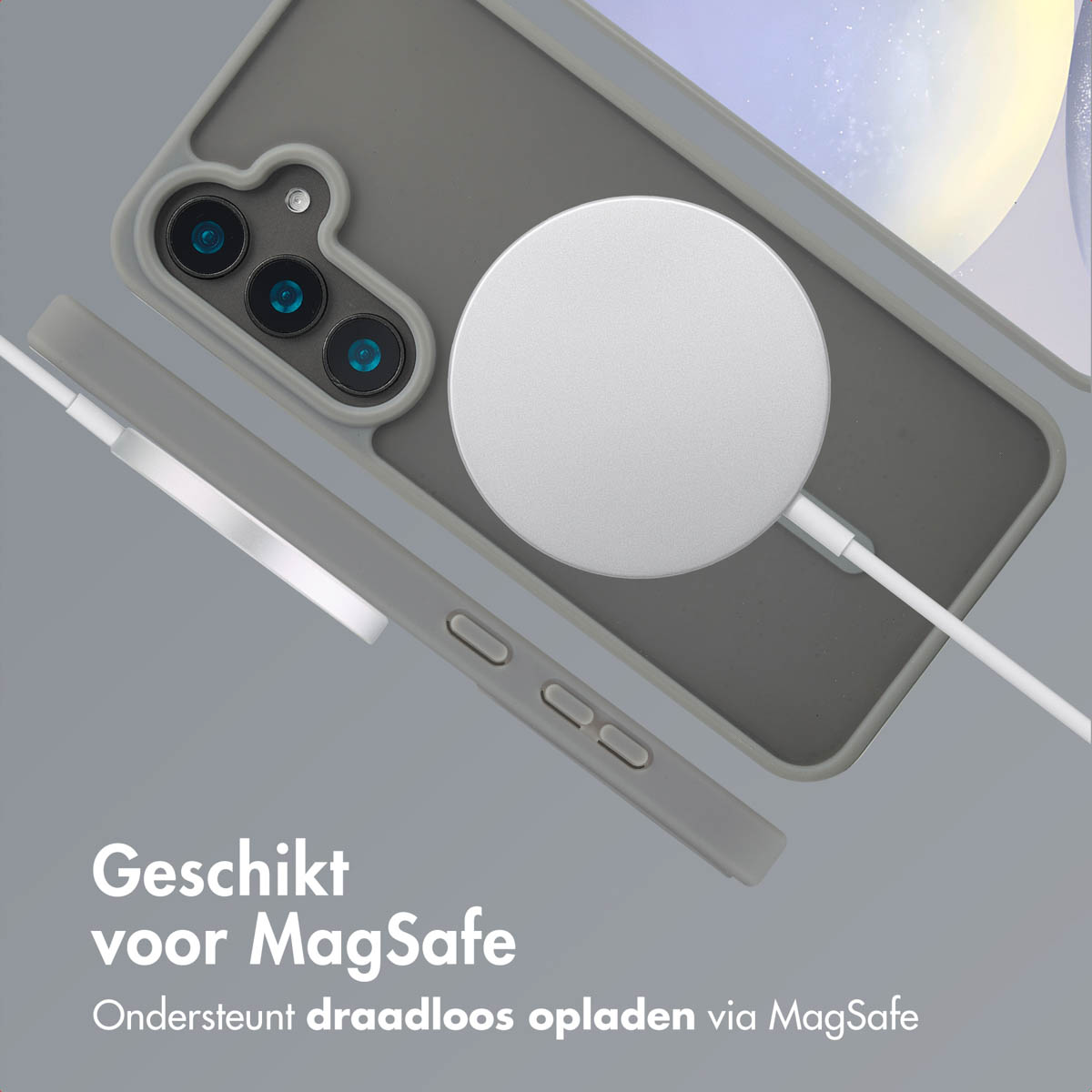 Een telefoon, hoesje en oplader zijn afgebeeld. De oplader is aangesloten op de telefoon.