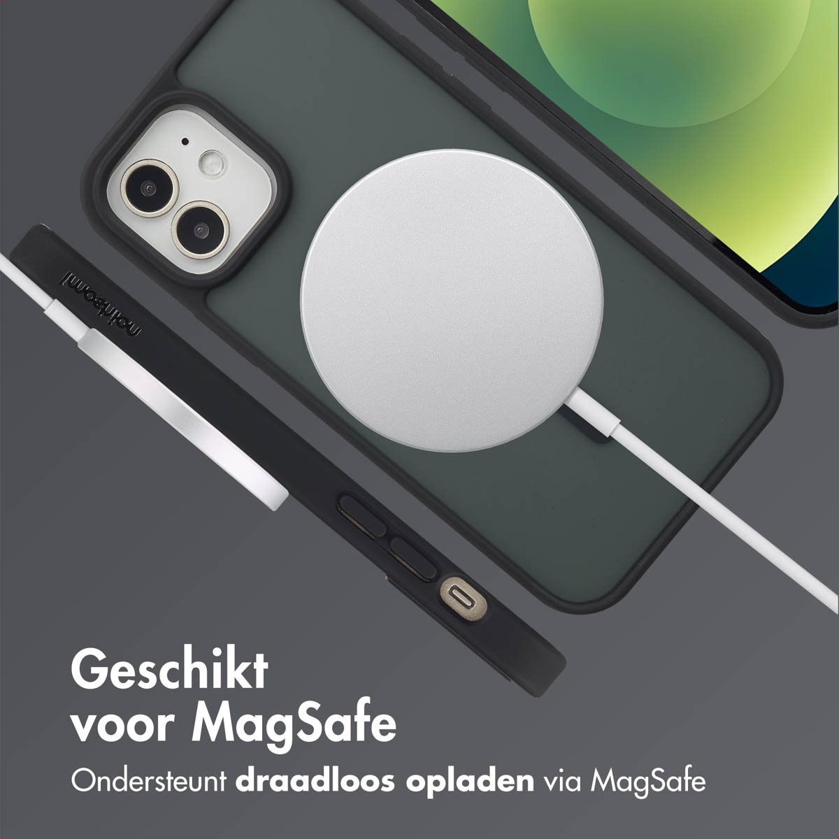 Een telefoon, hoesje en oplader zijn afgebeeld. De oplader is aangesloten op de telefoon.