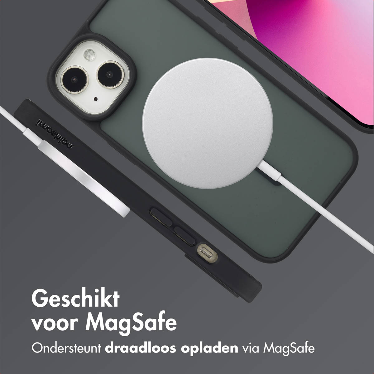 Een telefoon, hoesje en oplader zijn afgebeeld. De oplader is aangesloten op de telefoon.