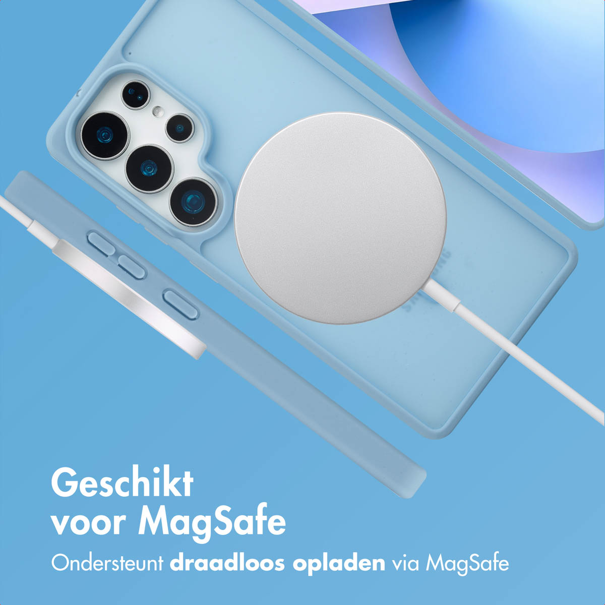 Een telefoon, hoesje en oplader zijn afgebeeld. De oplader is aangesloten op de telefoon.