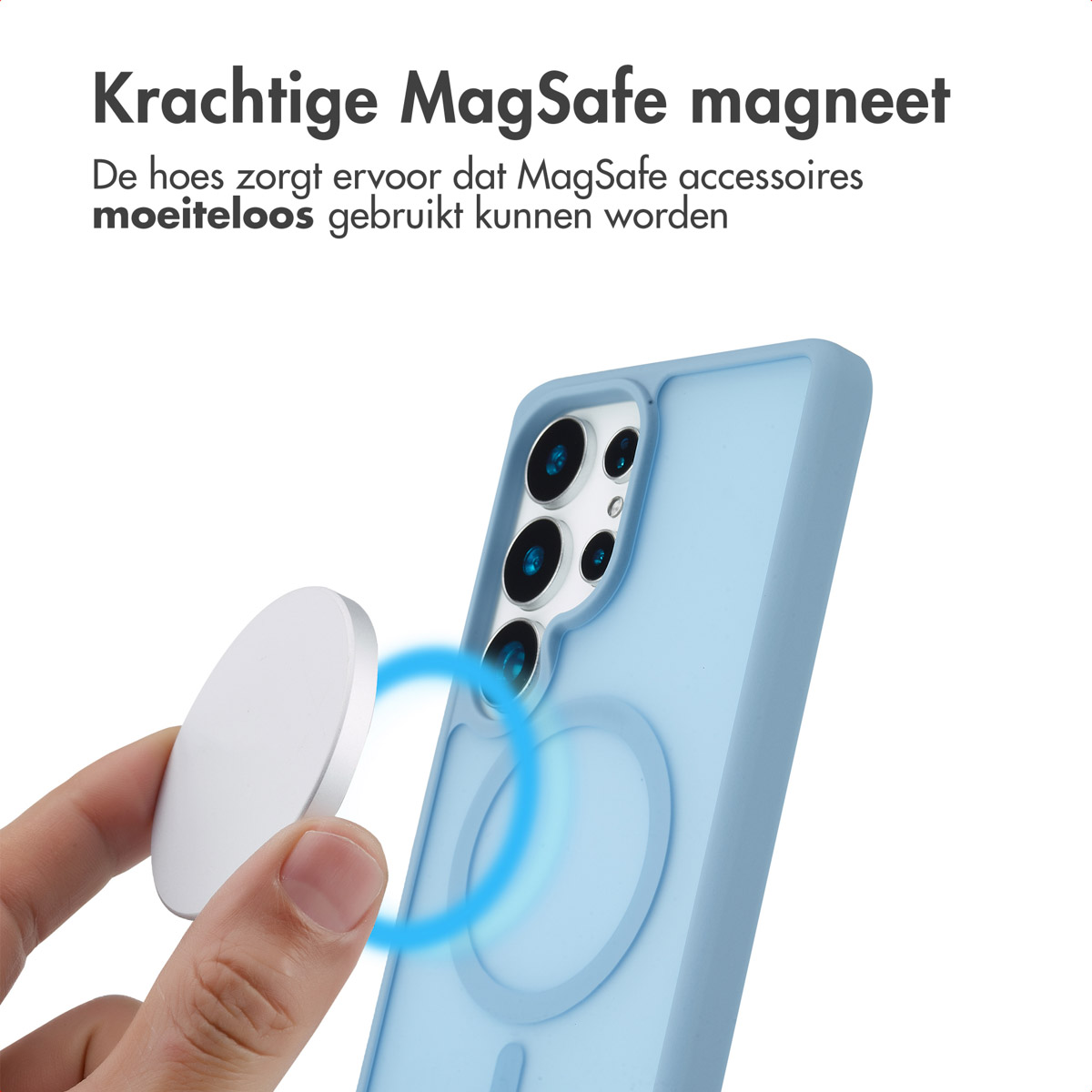Een hand die een MagSafe-lader vasthoudt in de buurt van een blauwe telefoonhoes, die de magnetische verbinding laat zien.