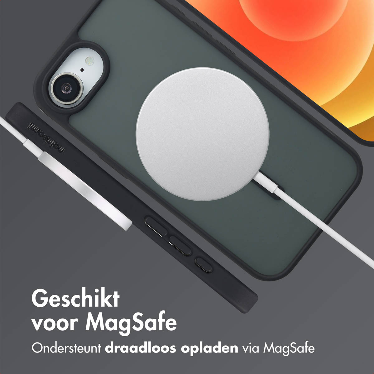 Een telefoon, hoesje en oplader zijn afgebeeld. De oplader is aangesloten op de telefoon.