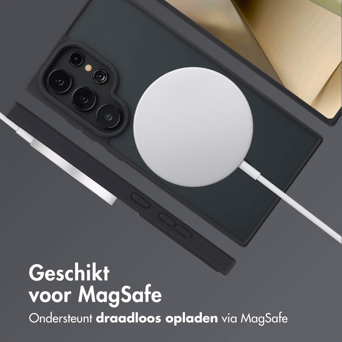 Een telefoon, hoesje en oplader zijn afgebeeld. De oplader is aangesloten op de telefoon.