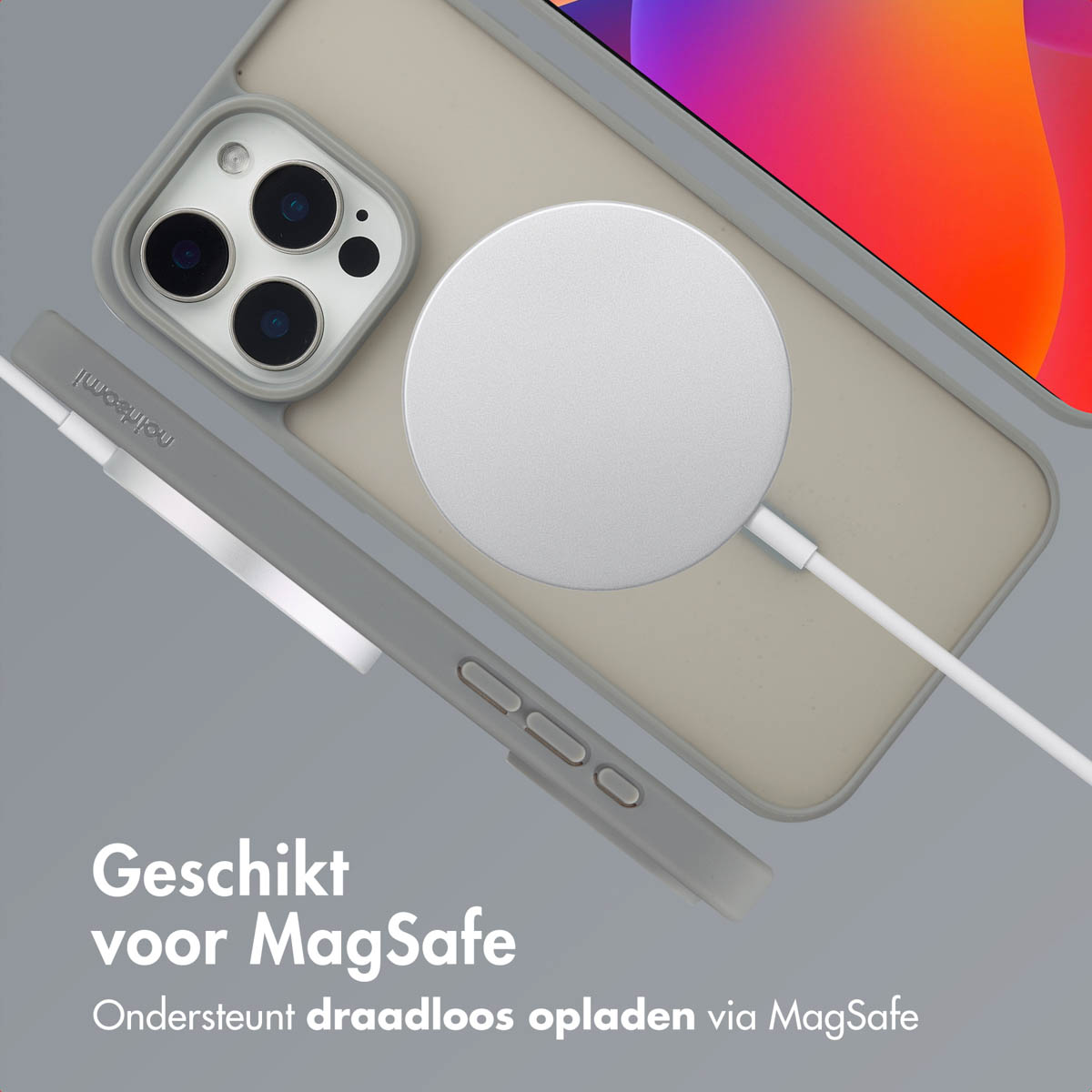 Telefoonhoesje met MagSafe-oplader bevestigd. Een telefoon op de achtergrond. Tekst onderaan.