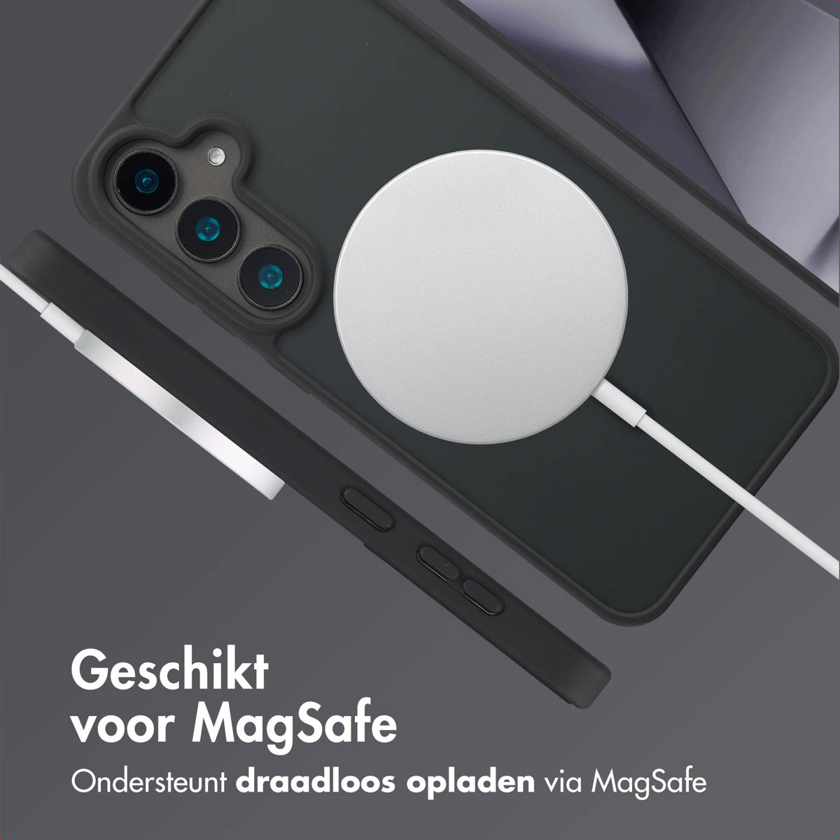 Een telefoon en oplaadaccessoires. Een telefoonhoesje, oplaadpad en oplader staan in de afbeelding.