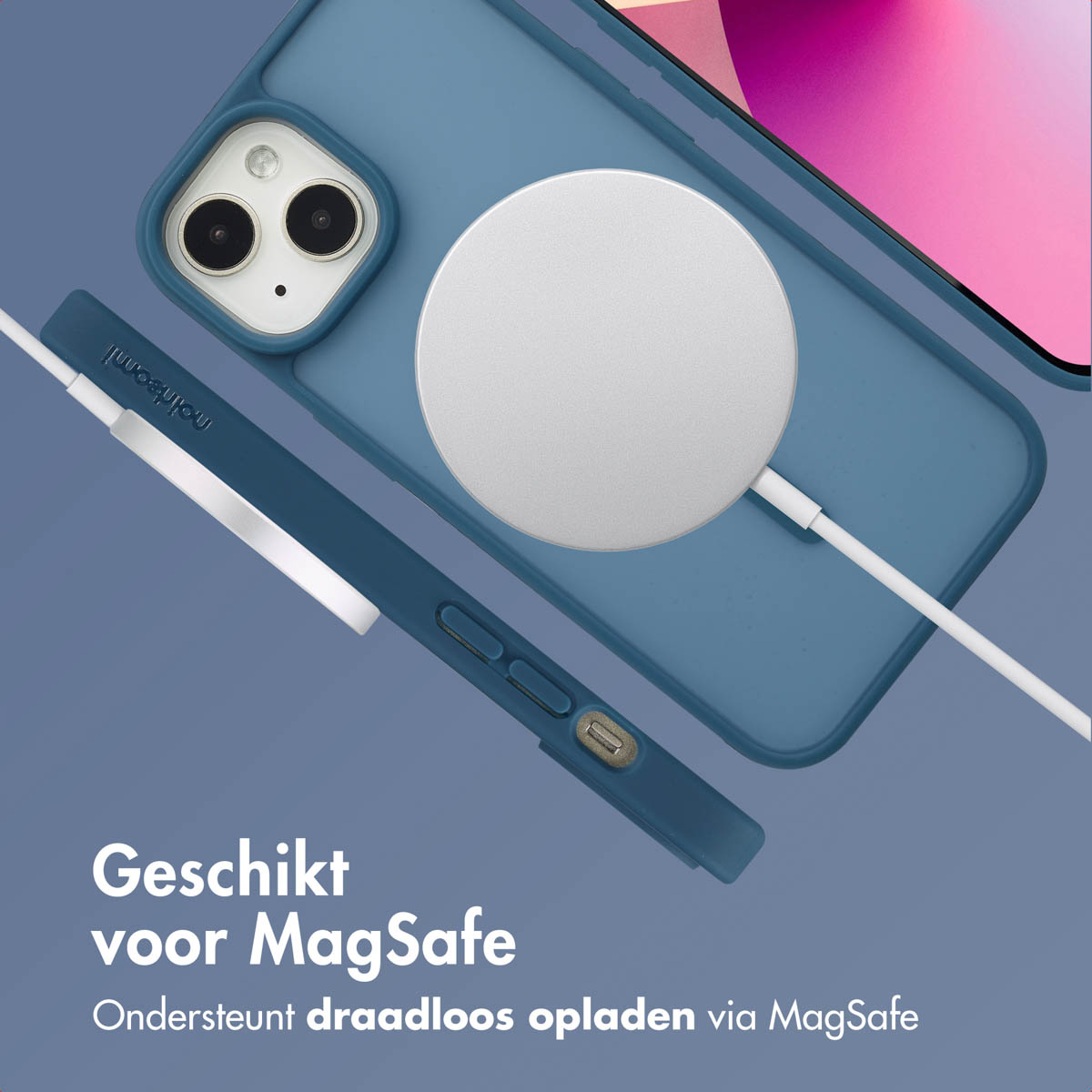 Een telefoonhoesje en telefoon worden getoond. De case is blauw en de telefoon roze. Een witte oplader is zichtbaar.