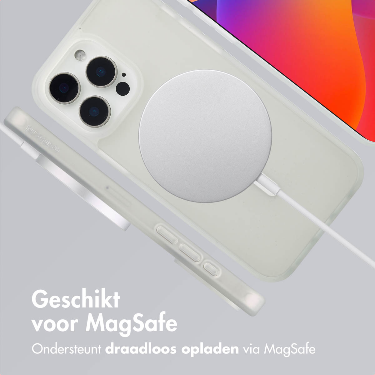 Telefoonhoesje met MagSafe-oplader bevestigd. Een telefoon op de achtergrond. Tekst onderaan.