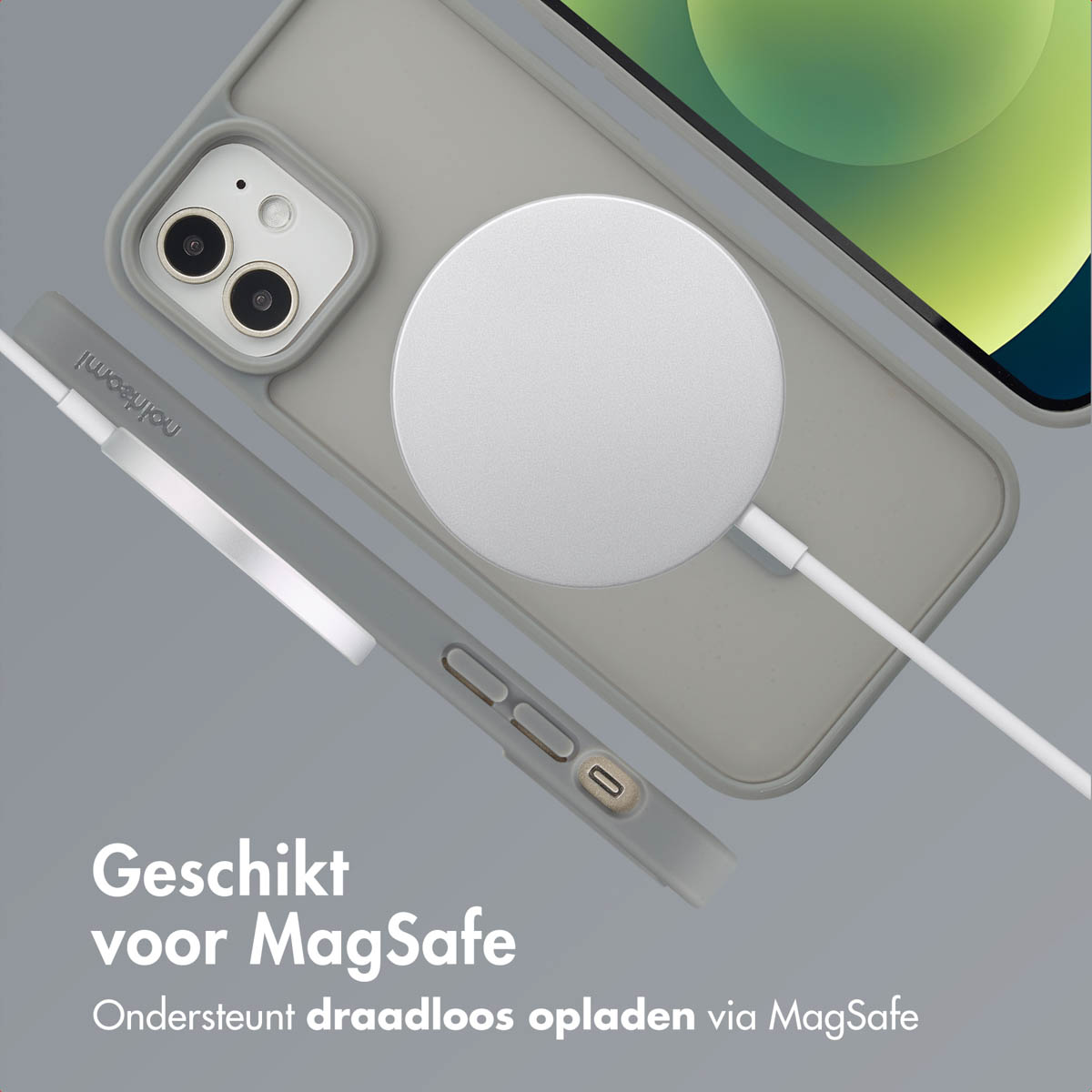 Telefoonhoesje met MagSafe-oplader bevestigd. Een telefoon op de achtergrond. Tekst onderaan.