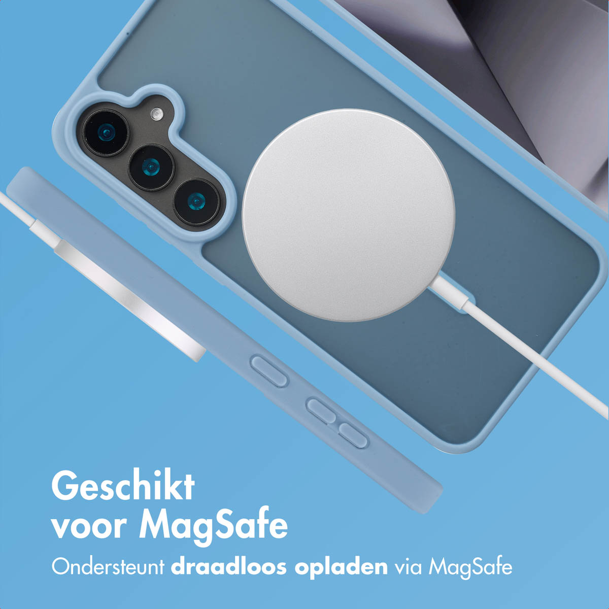 Telefoonhoesje met MagSafe-oplader bevestigd. Een telefoon op de achtergrond. Tekst onderaan.