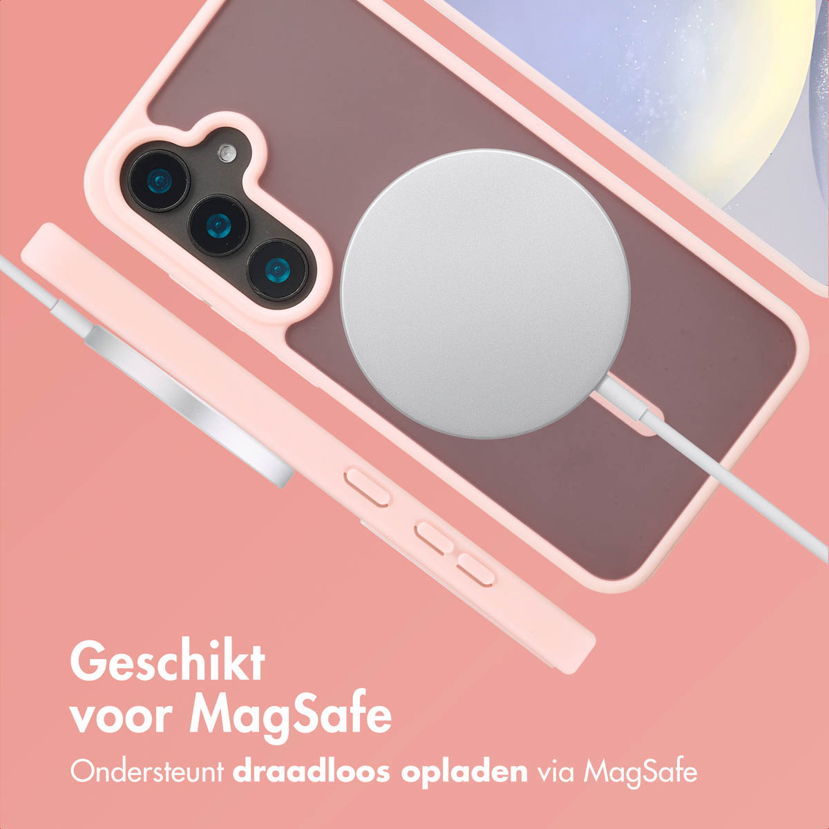 Telefoonhoesje met MagSafe-oplader bevestigd. Een telefoon op de achtergrond. Tekst onderaan.
