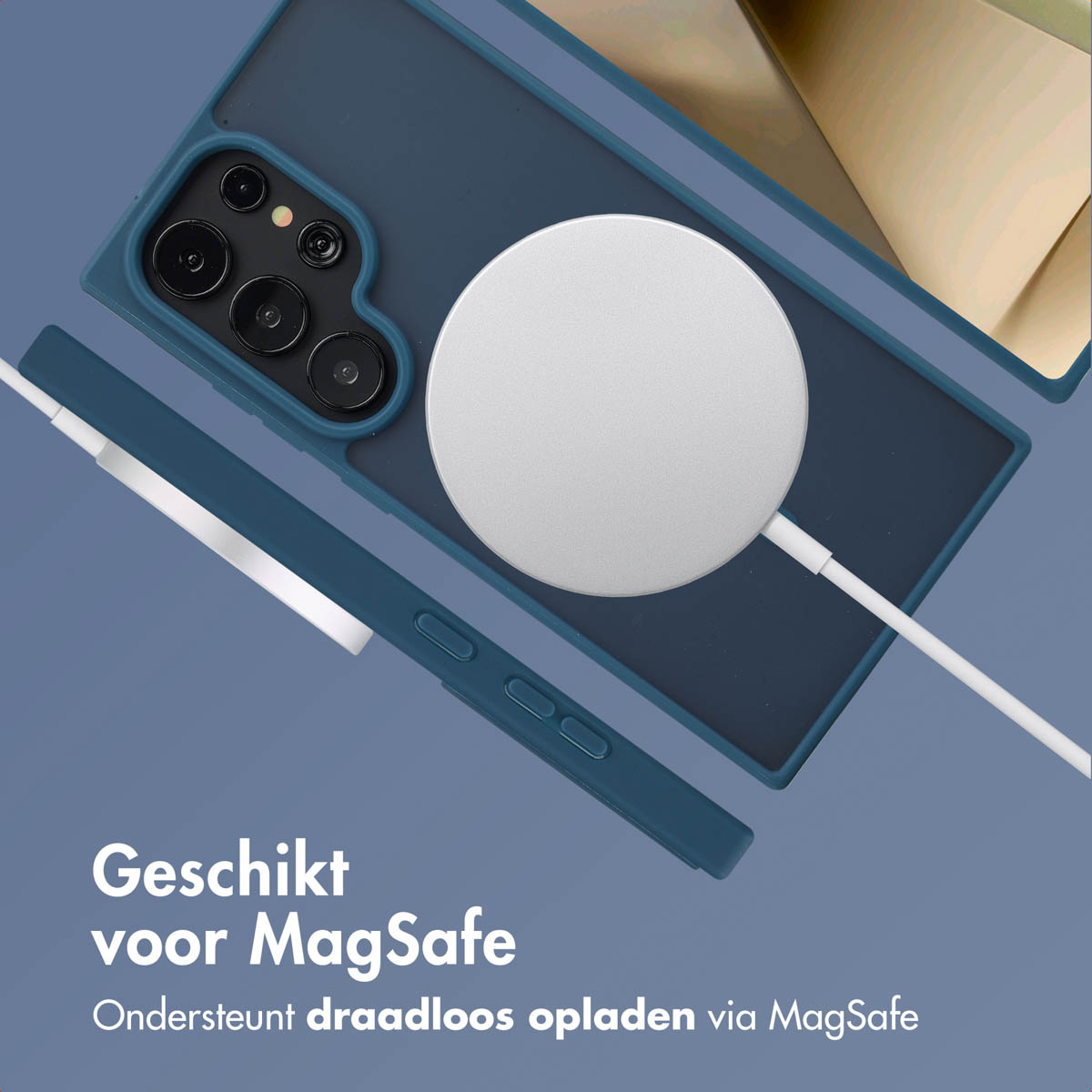 Een blauwe telefoonhoes en oplader, met een witte oplaadschijf.