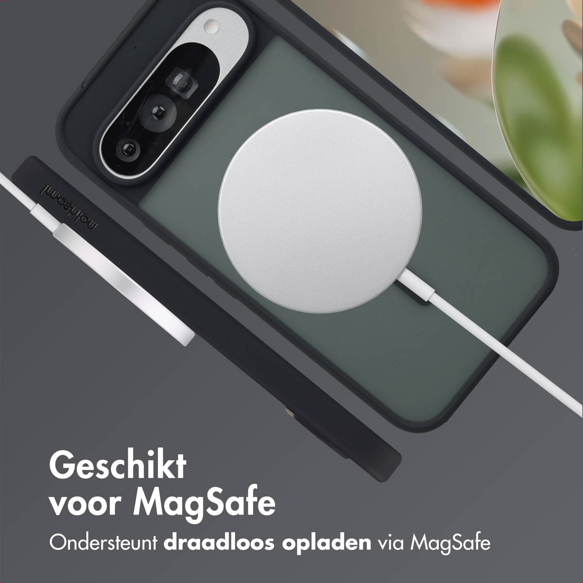Un étui de téléphone et un chargeur avec un disque de charge blanc.