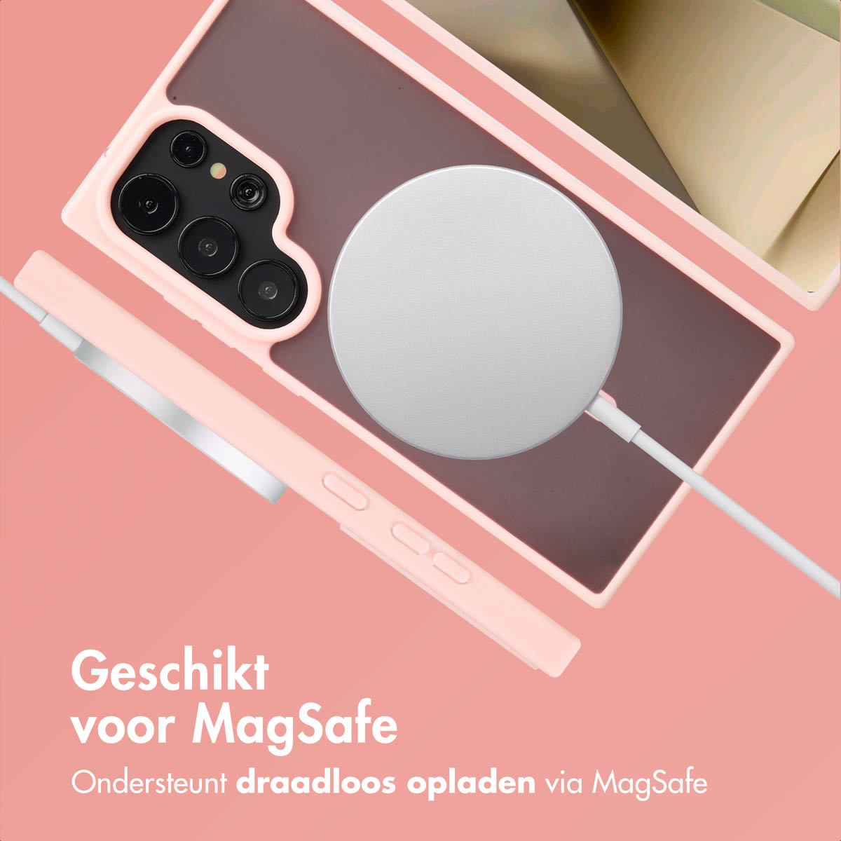 Een roze telefoonhoes en oplader, met een witte oplaadschijf.
