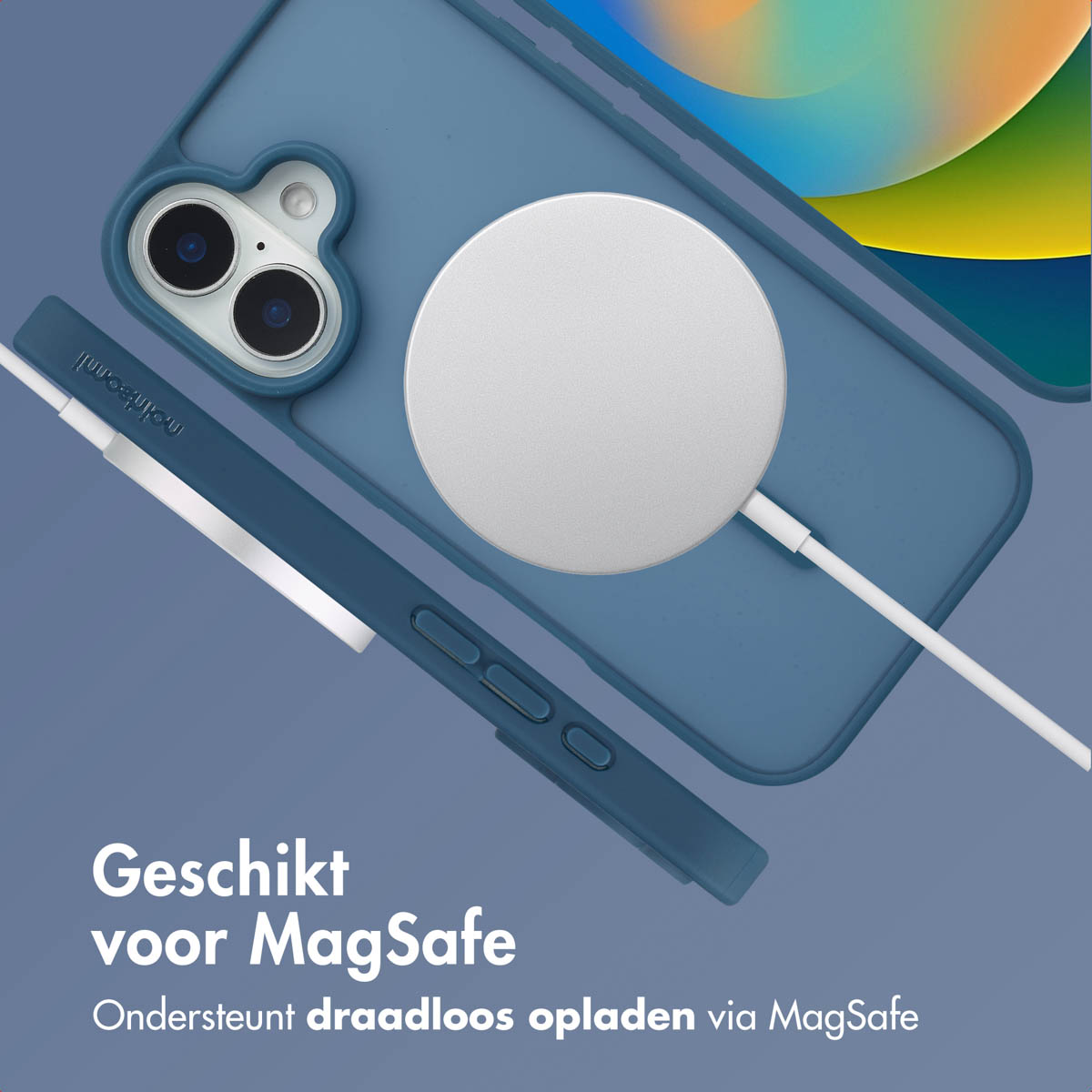 Een blauwe telefoonhoes en oplader, met een witte oplaadschijf.
