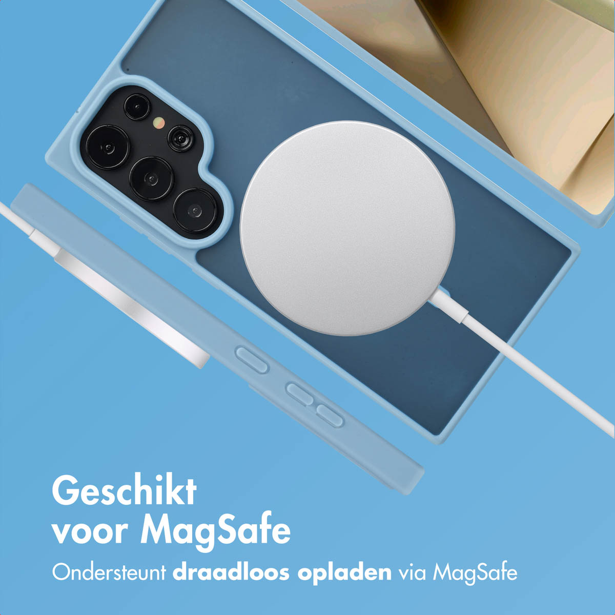 Een blauwe telefoonhoes en oplader, met een witte oplaadschijf.
