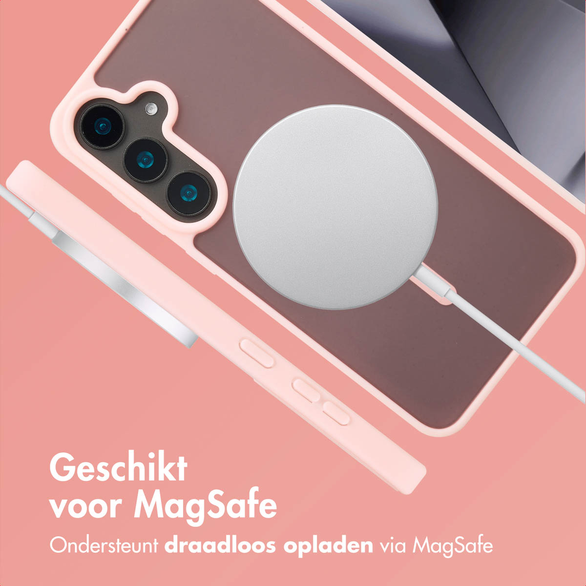 Een roze telefoonhoes en oplader, met een witte oplaadschijf.