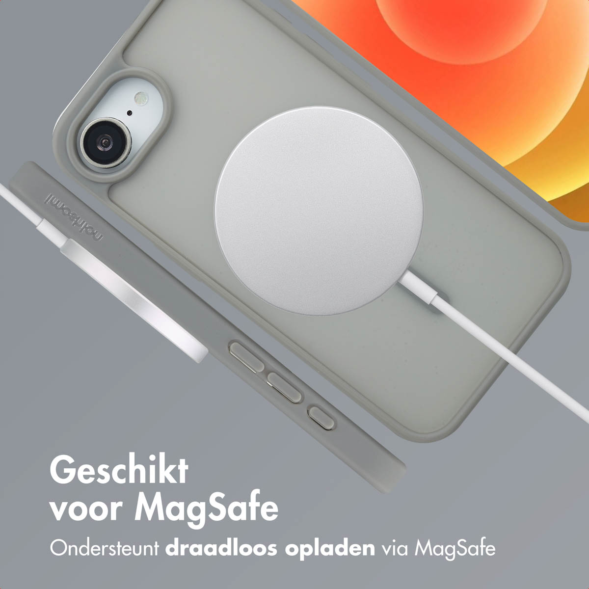 Grijze telefoonhoes met MagSafe-oplader. Een telefoon op de achtergrond. Tekst onderaan.