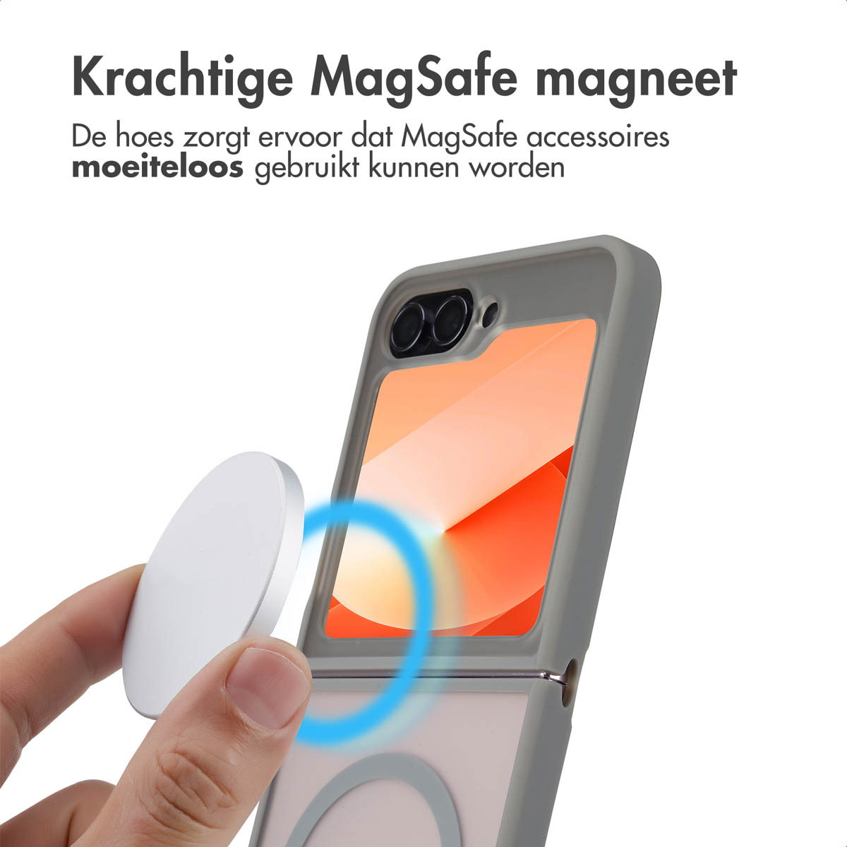 Hand die een witte, ronde MagSafe-oplader vasthoudt in de buurt van een grijze telefoonhoes. Tekst over MagSafe.