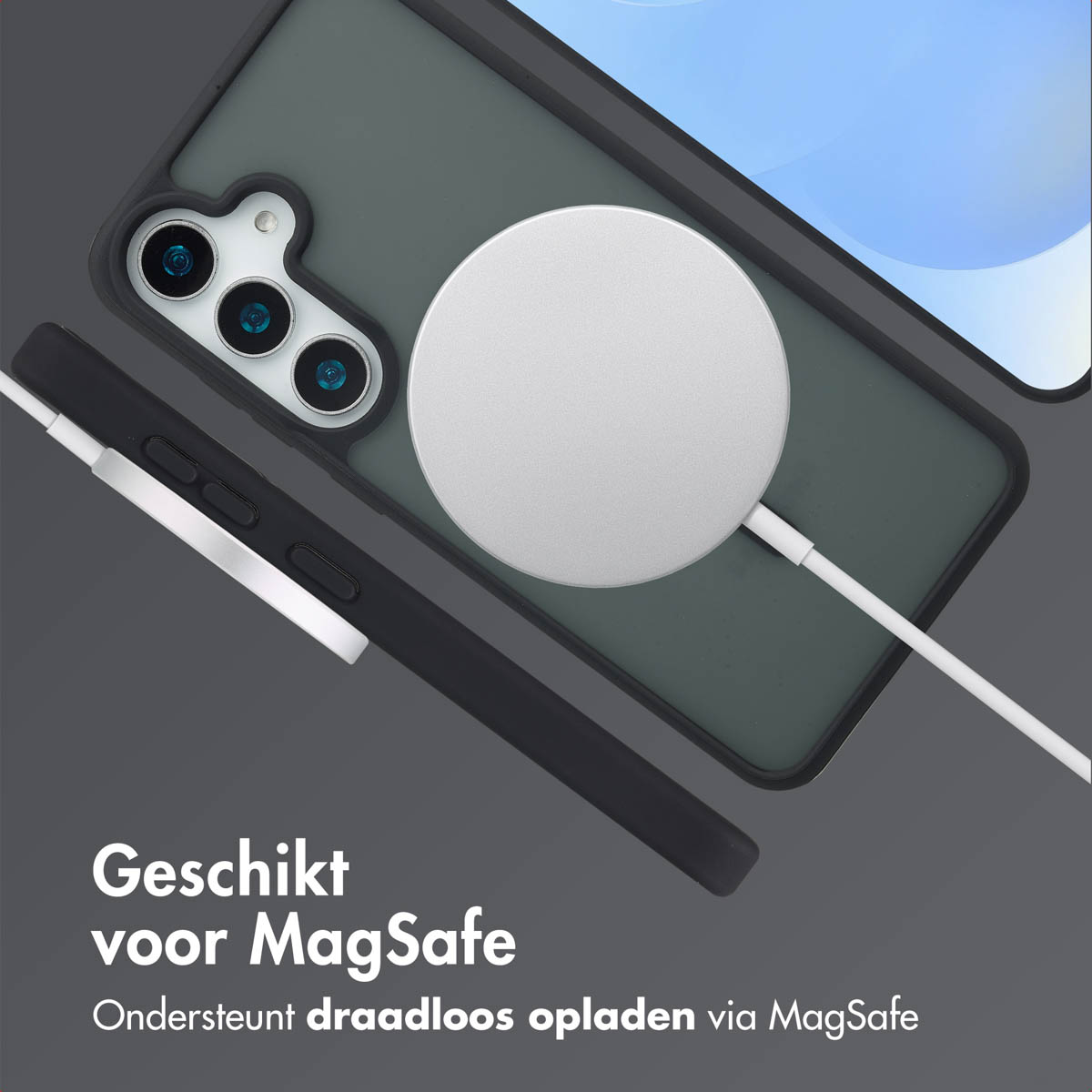 Custodia nera con caricatore MagSafe. Telefono sullo sfondo. Testo in basso.