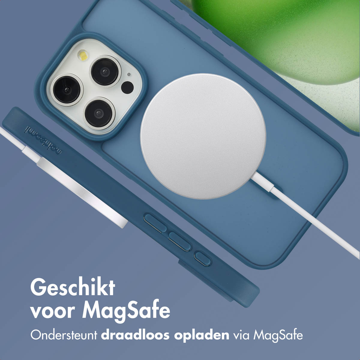 Blauwe telefoonhoes met MagSafe-oplader. Telefoon op de achtergrond. Tekst onderaan.