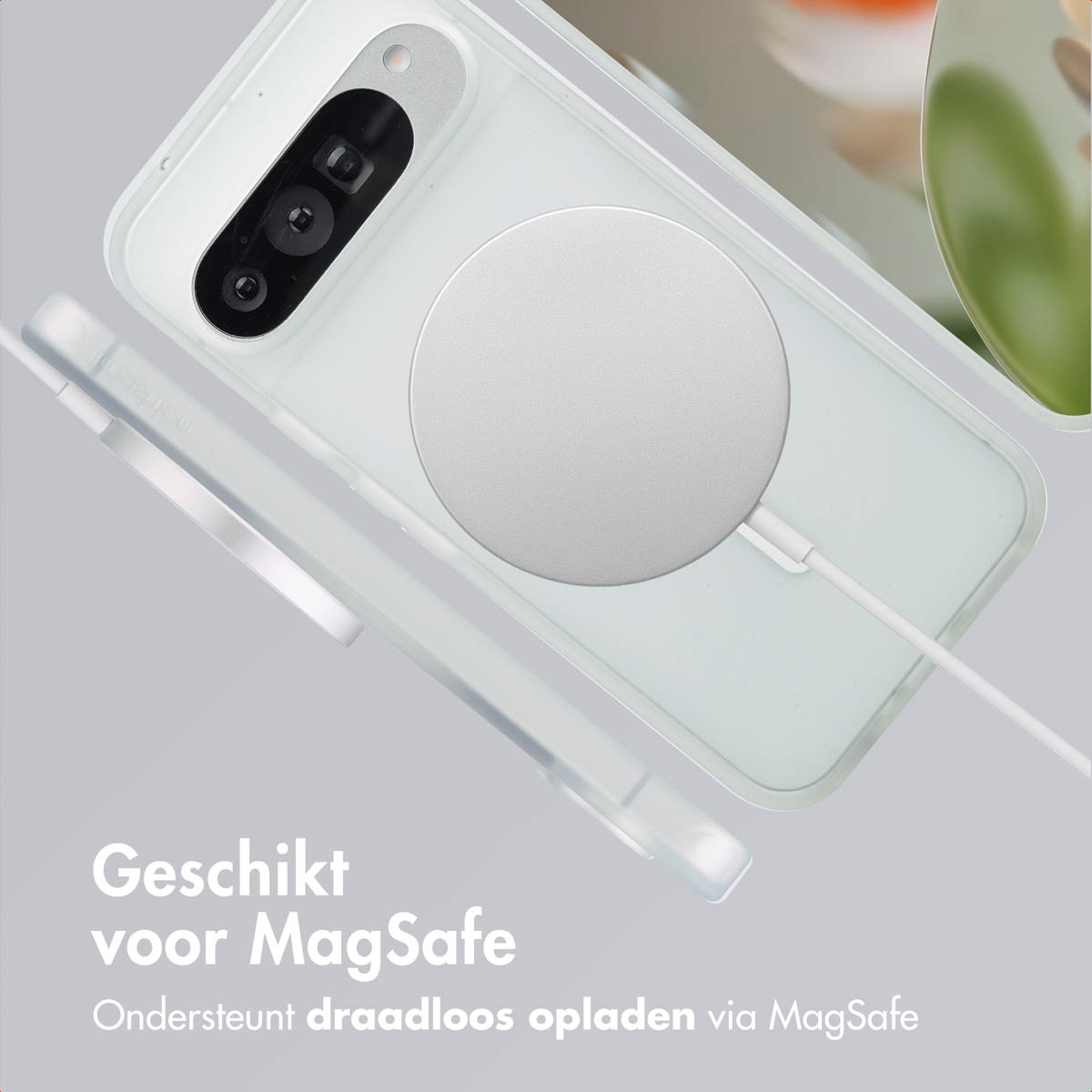 Transparante telefoonhoes met MagSafe-oplader. Telefoon op de achtergrond. Tekst onderaan.