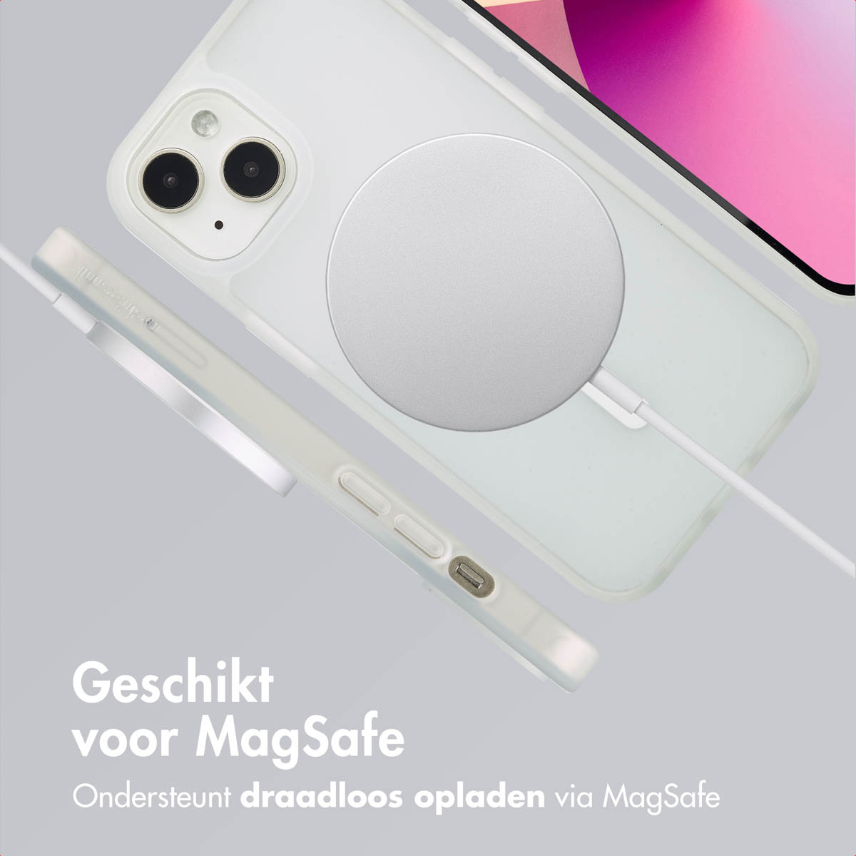Transparante telefoonhoes met MagSafe-oplader. Telefoon op de achtergrond. Tekst onderaan.