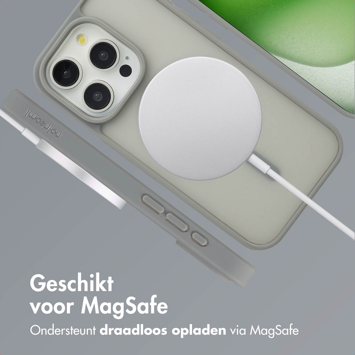 Coque grise avec chargeur MagSafe. Téléphone en arrière-plan. Texte en bas.