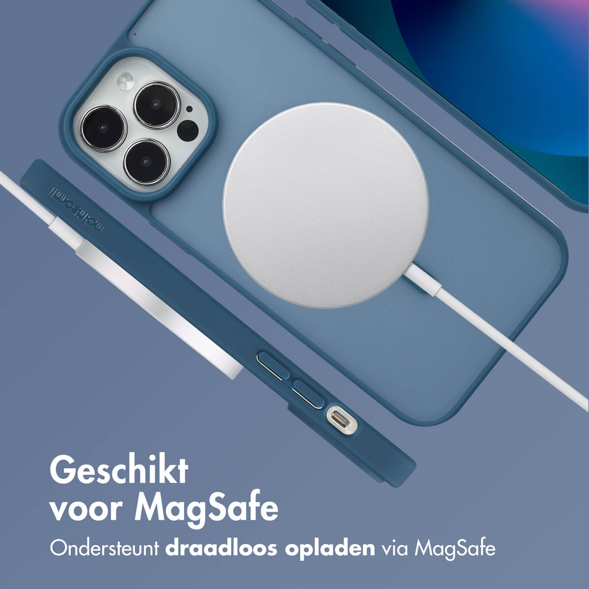 Blauwe telefoonhoes met MagSafe-oplader. Telefoon op de achtergrond. Tekst onderaan.
