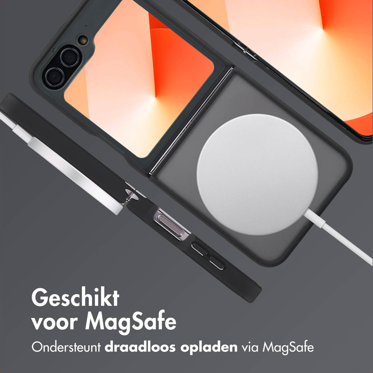 Zwarte telefoonhoes met MagSafe-oplader. Telefoon op de achtergrond. Tekst onderaan.