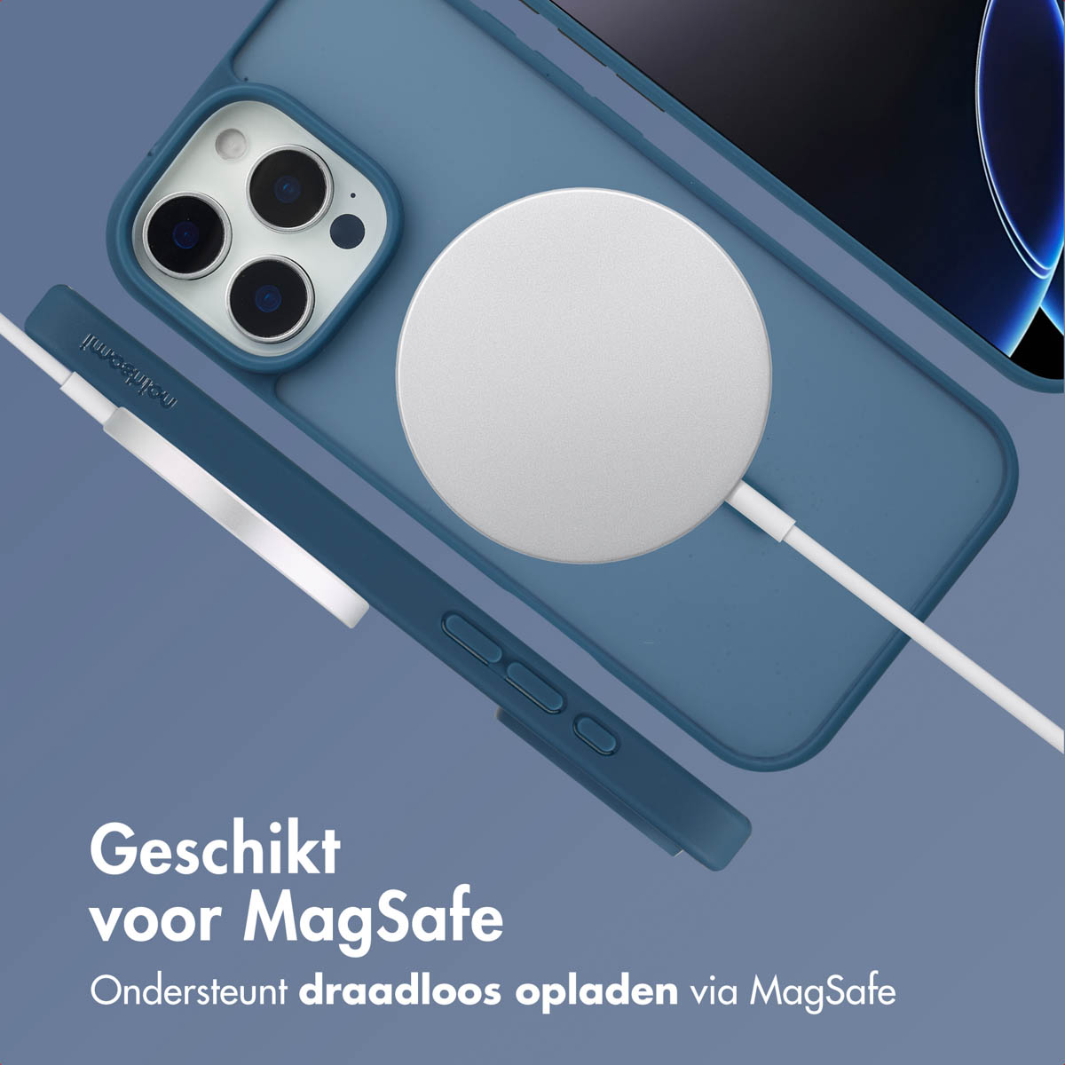 Coque bleue avec chargeur MagSafe. Téléphone en arrière-plan. Texte en bas.