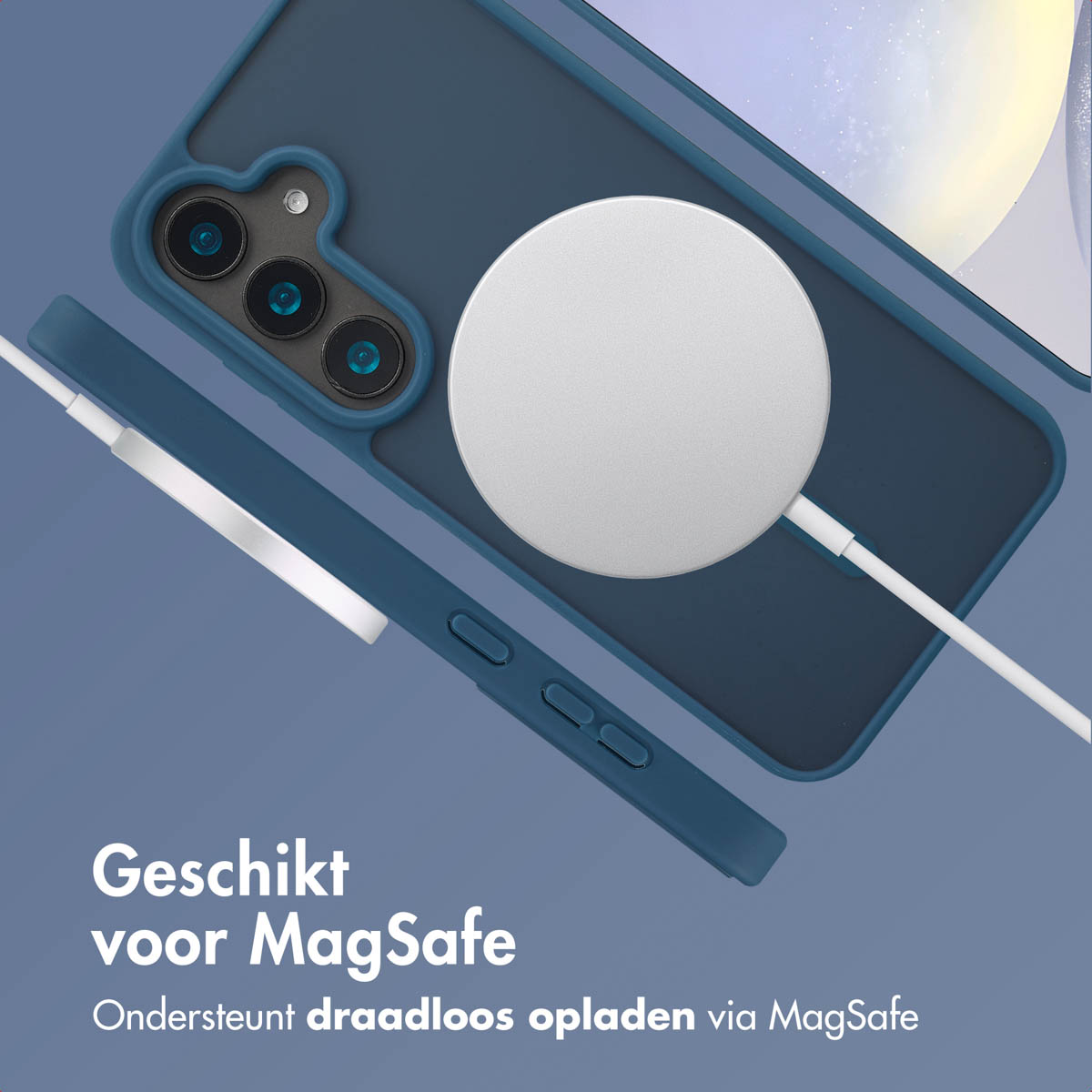 Een telefoon met een blauwe hoes en een draadloze oplader. Beide zijn MagSafe compatibel.
