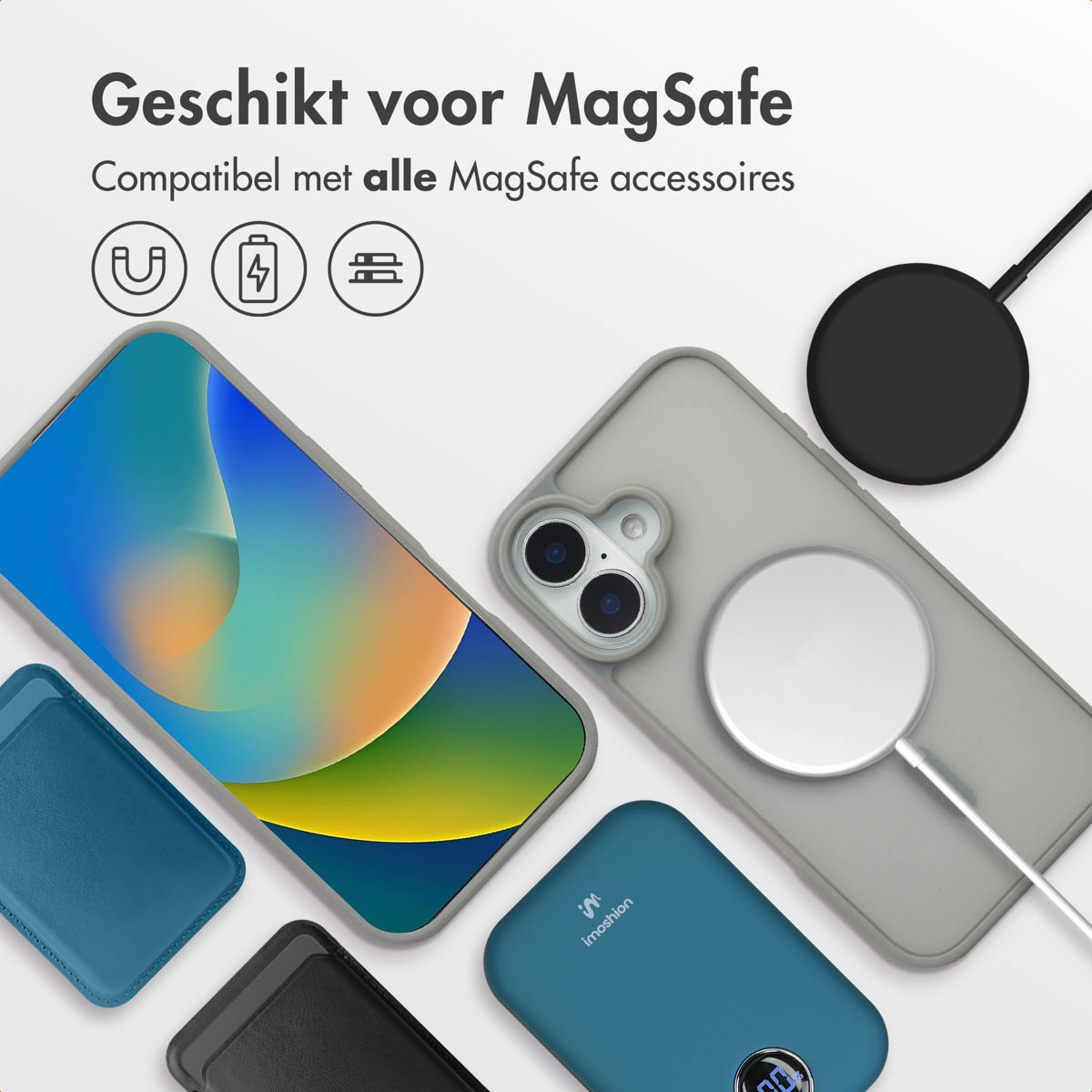 Grijze telefoonhoes met MagSafe-accessoires en een zwarte oplader op een wit oppervlak.