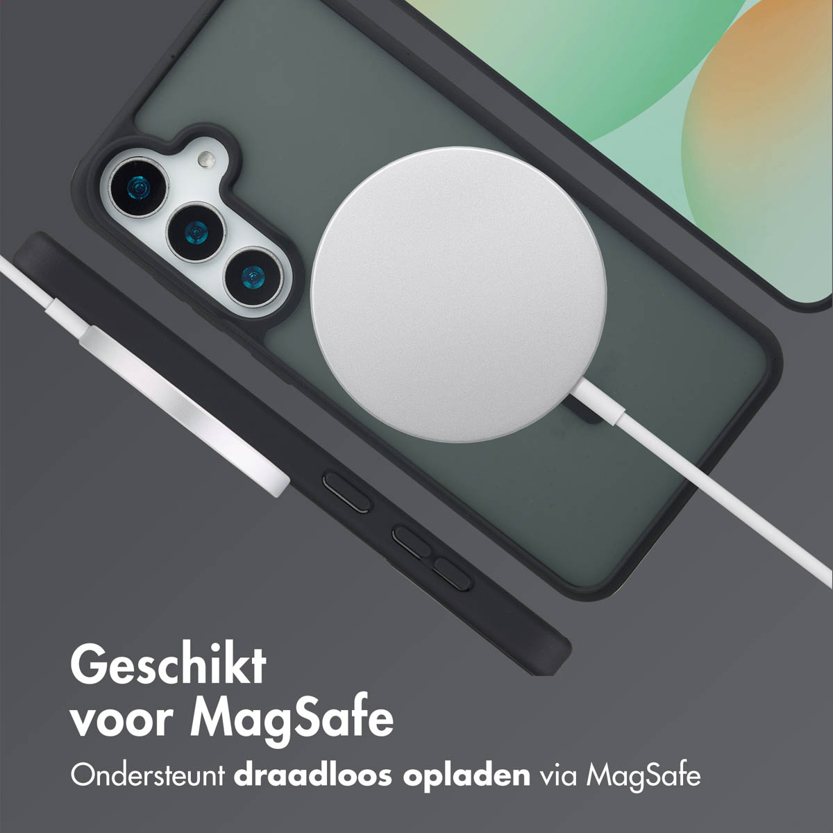 Coque de téléphone noire avec chargeur MagSafe. Téléphone en arrière-plan. Texte en bas.