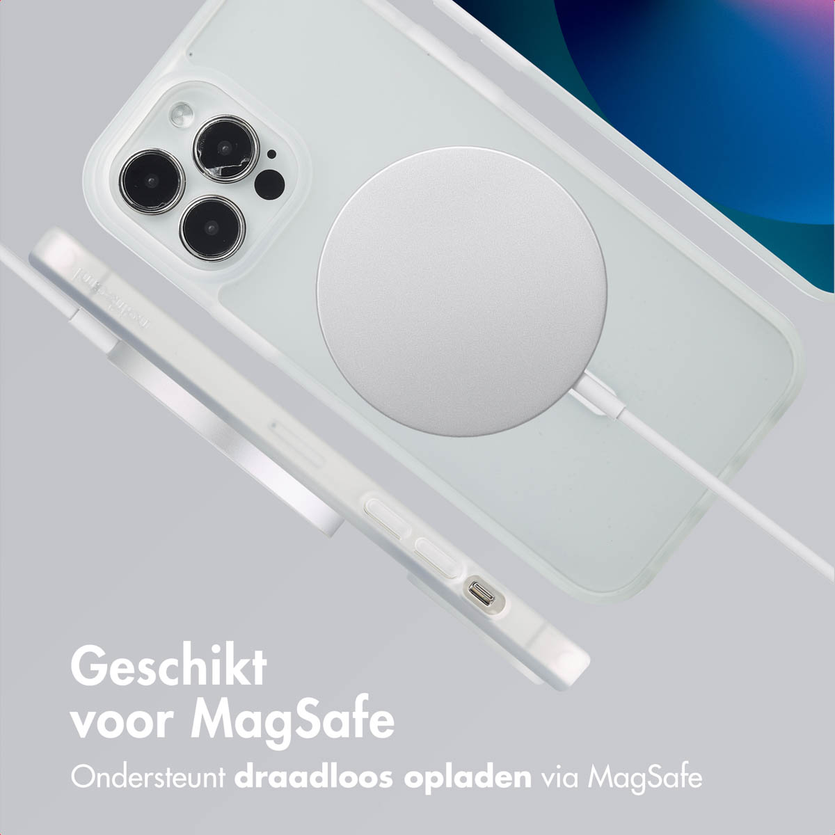 Transparante telefoonhoes met MagSafe-oplader. Telefoon op de achtergrond. Tekst onderaan.