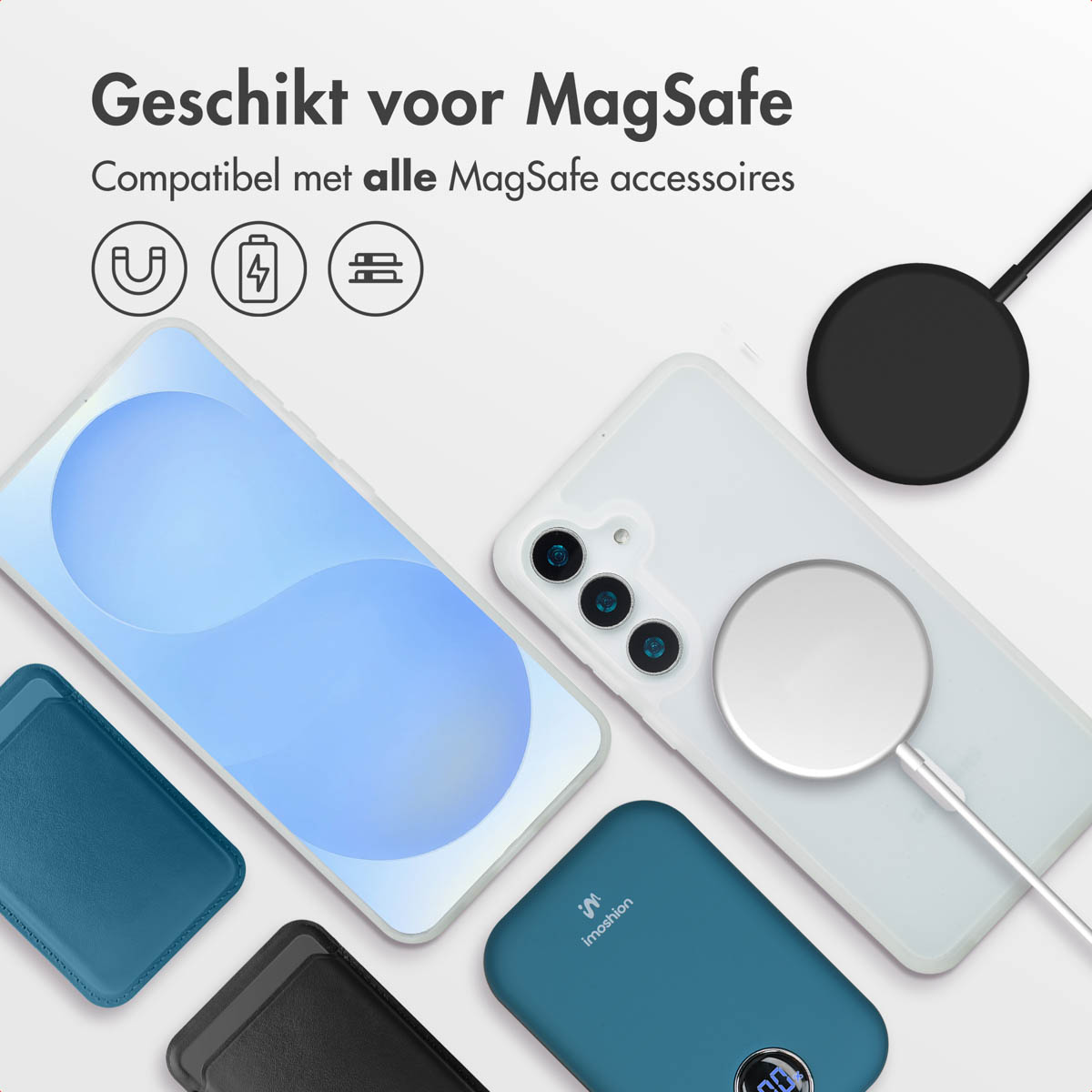 Telefono bianco e custodia blu con accessori MagSafe, tra cui caricabatterie e power bank.